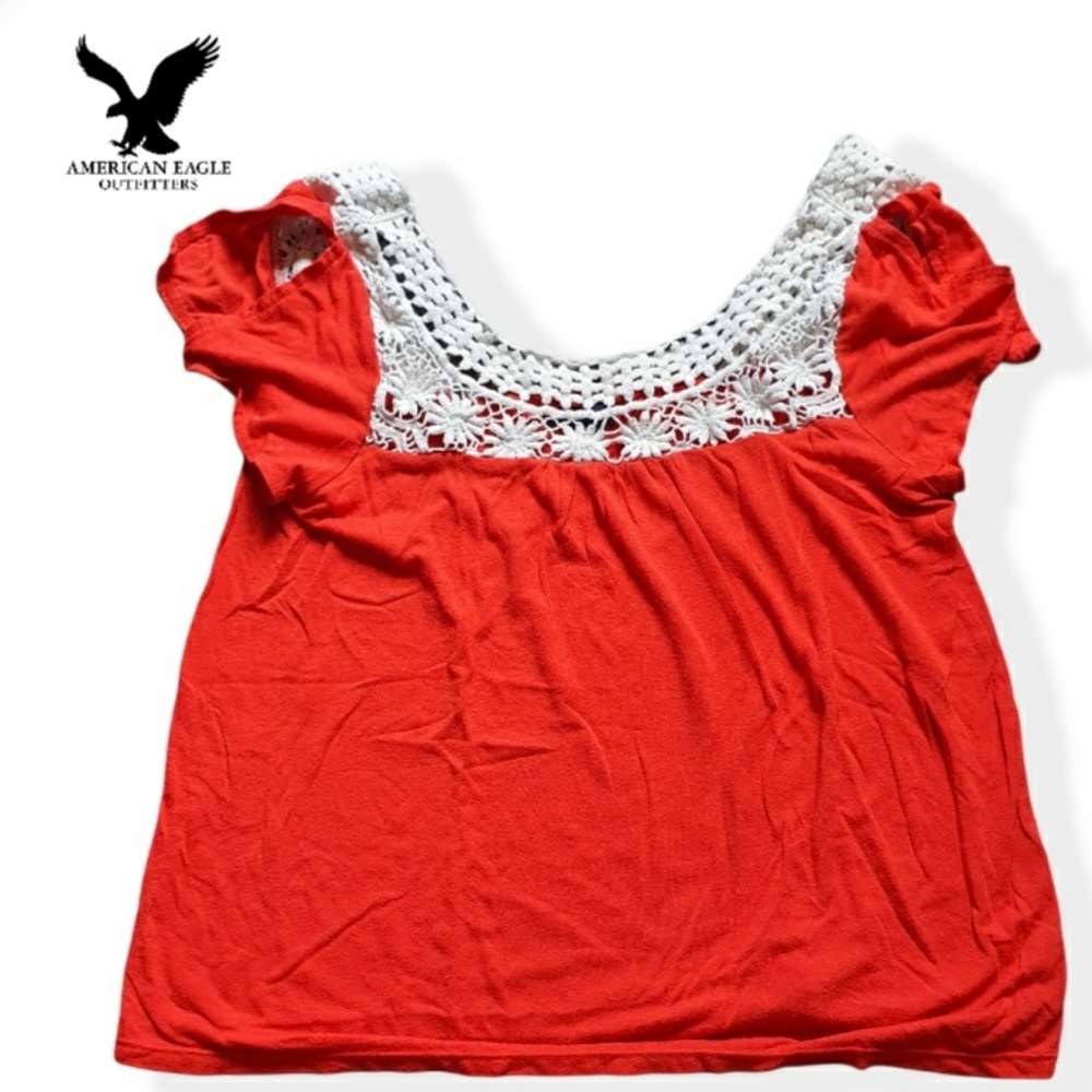 🤑 American Eagle red and white lace top